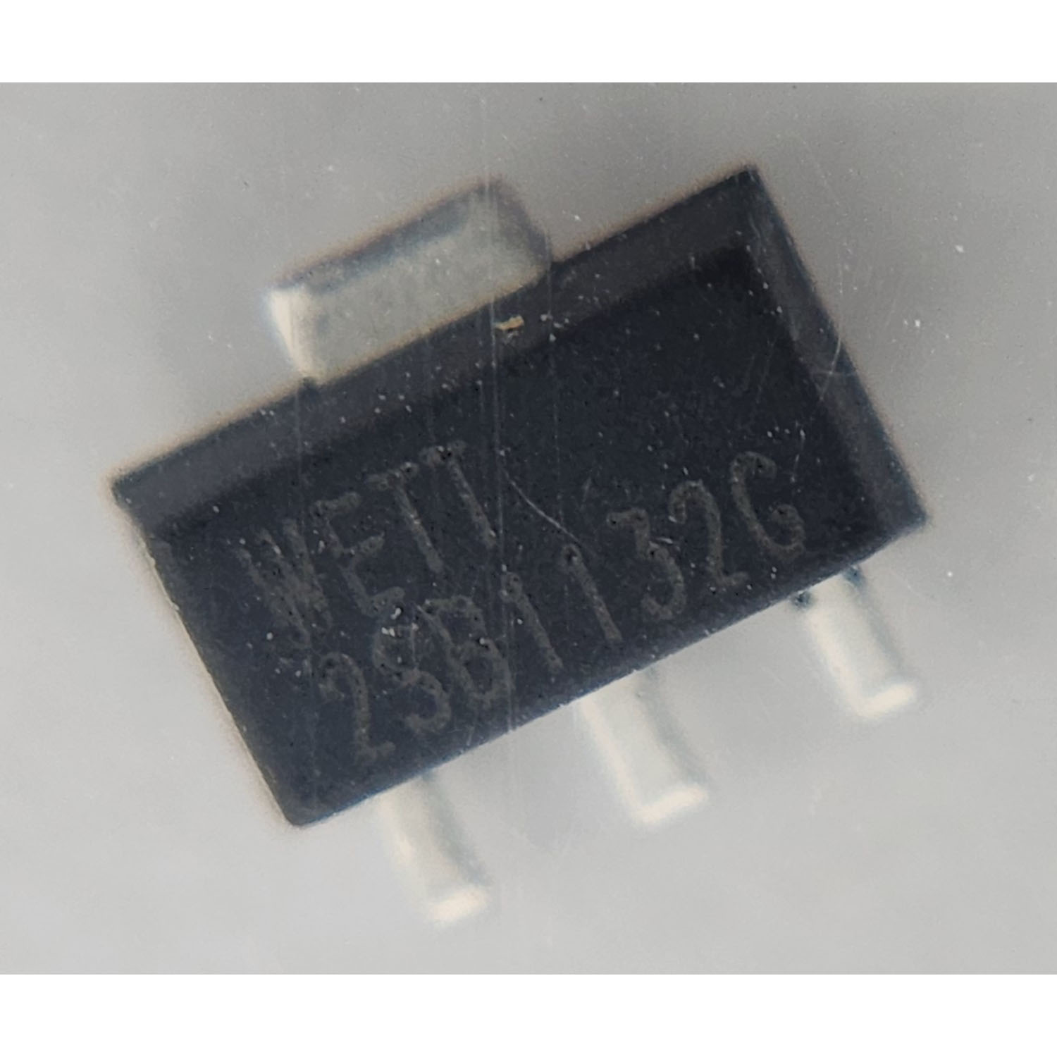 Icom 1520000910 – 2SB1132L-R-AB3-R PNP Transistor SOT-223